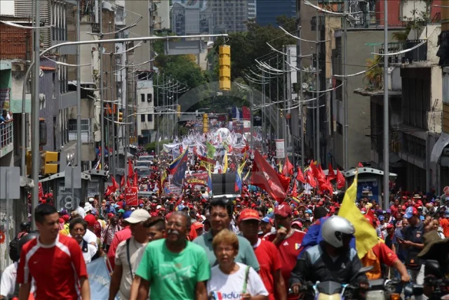 Venezuela'da binlerce kişi Maduro'ya destek için yürüdü