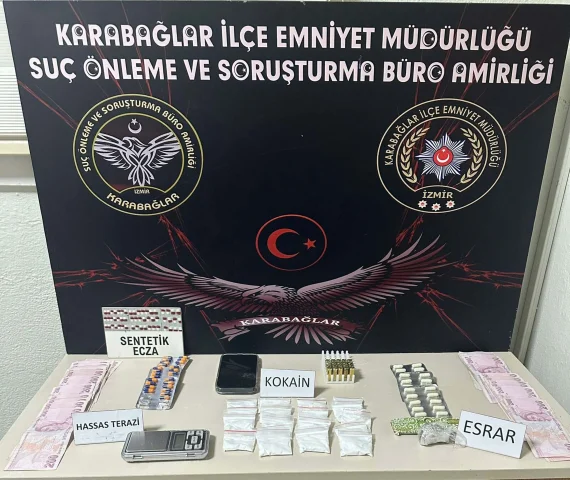 İzmir'de otomobilde uyuşturucu ile yakalanan 2 kişi gözaltına alındı