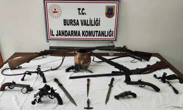 Bursa'da Ev Baskınında Tarihi Silahlar Ortaya Çıktı