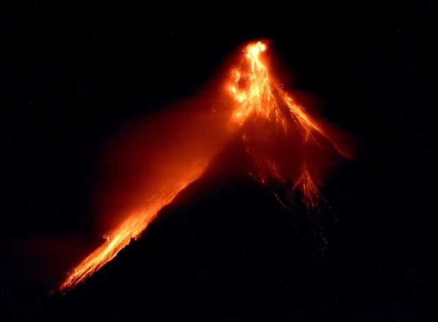 Mayon Yanardağı'nda alarm seviyesi 3'e yükseltildi