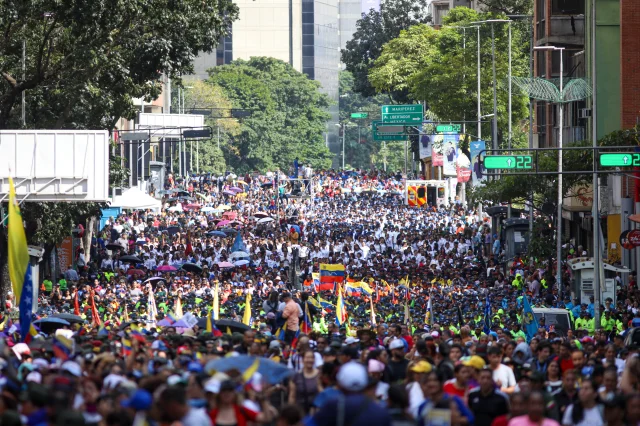Venezuela'da binlerce kişi Maduro'ya destek için yürüdü