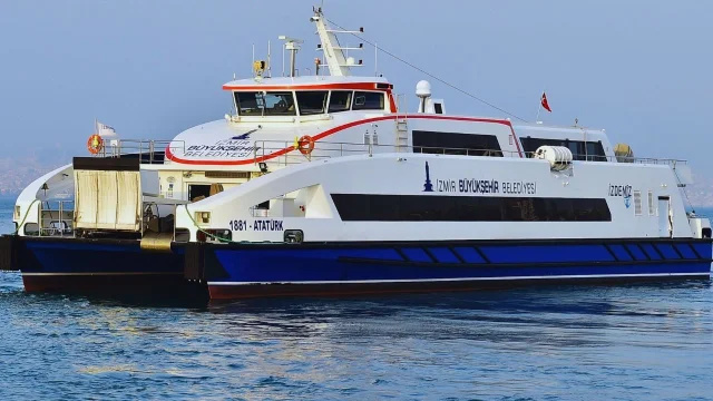 İzmir'de fırtına alarmı! Vapur seferleri iptal edildi 
