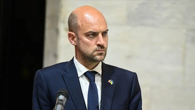 Fransa'dan ABD'ye Grönland Resti: 'Satılık değil'