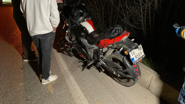 Bursa'da Gece Yarısı Kaza: Otomobil AVM Bahçesine Savruldu