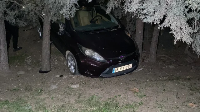 Bursa'da Gece Yarısı Kaza: Otomobil AVM Bahçesine Savruldu