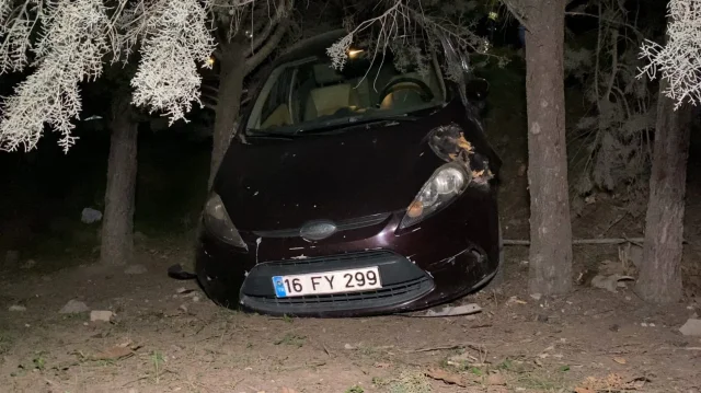 Bursa'da Gece Yarısı Kaza: Otomobil AVM Bahçesine Savruldu