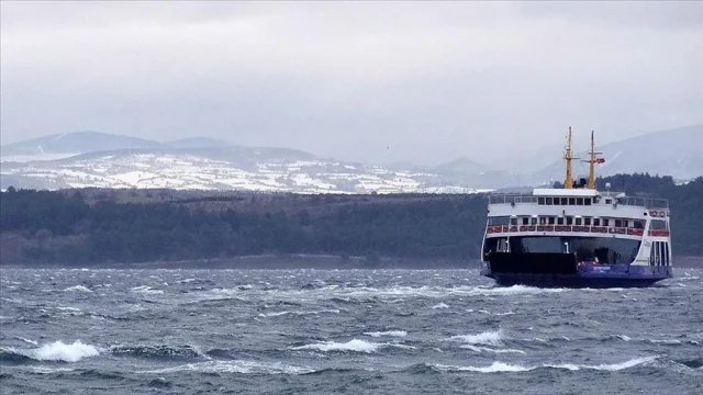 Olumsuz hava feribot seferlerini durdurdu: Gökçeada ve Bozcaada'ya ulaşım yok