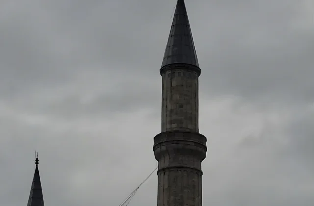 Şiddetli rüzgar Ayasofya'da hasara yol açtı: Minare alemi bahçeye düştü