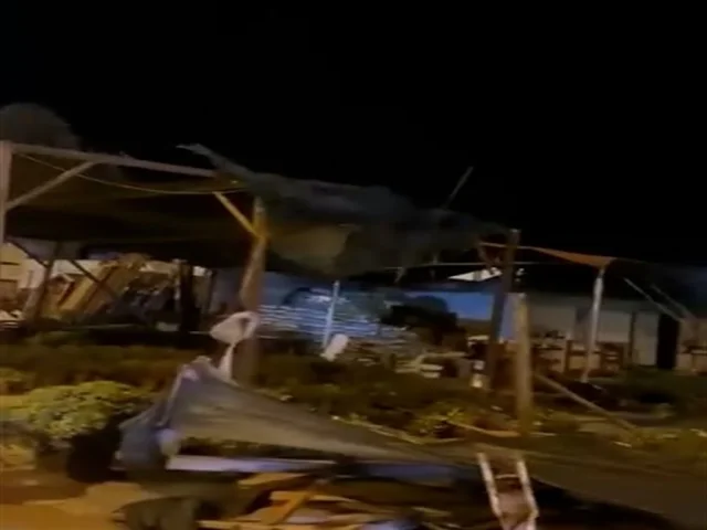 Samsun'da fırtına alarmı: Çatılar uçtu, kuryelere yasak