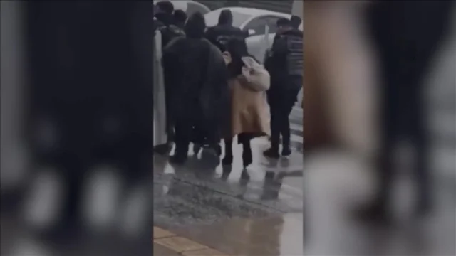 İstanbul'da fırtına: Anne ve bebeğe polis kalkanı yetişti