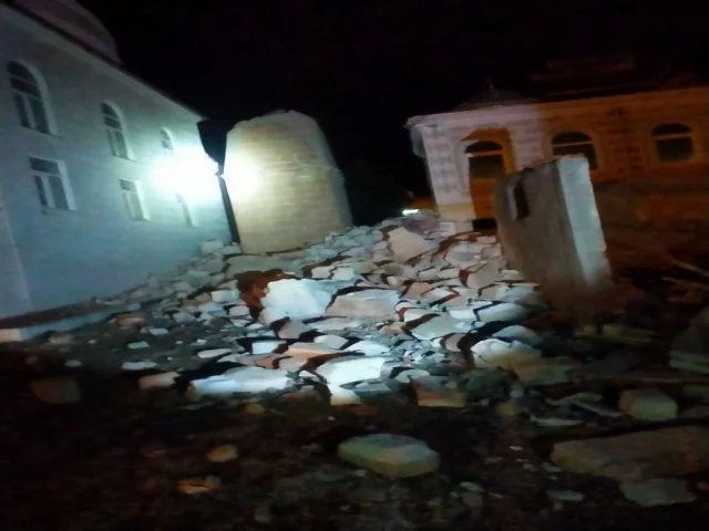 Manisa'da fırtına cami minaresini yıktı, panik yaşandı