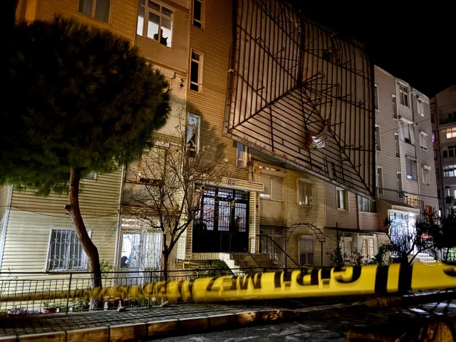 İzmir’de Fırtına Alarmı Buca’da İki Binanın Çatısı Uçtu