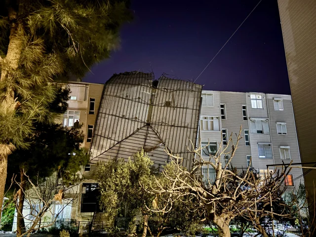 İzmir’de Fırtına Alarmı Buca’da İki Binanın Çatısı Uçtu