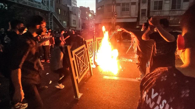 İran'da gece olayları: Kamu ve özel mülklere geniş çaplı zarar