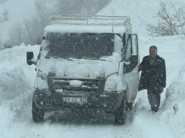 Şirvan'da öğrenci servisi tipi nedeniyle yolda kaldı