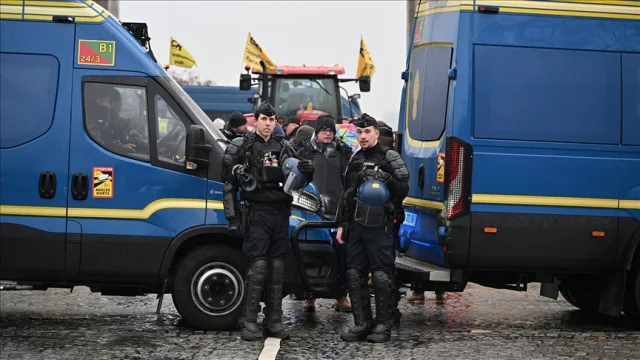 Fransız polisinin müdahalesi Paris'te tarım sendikasını hedef aldı
