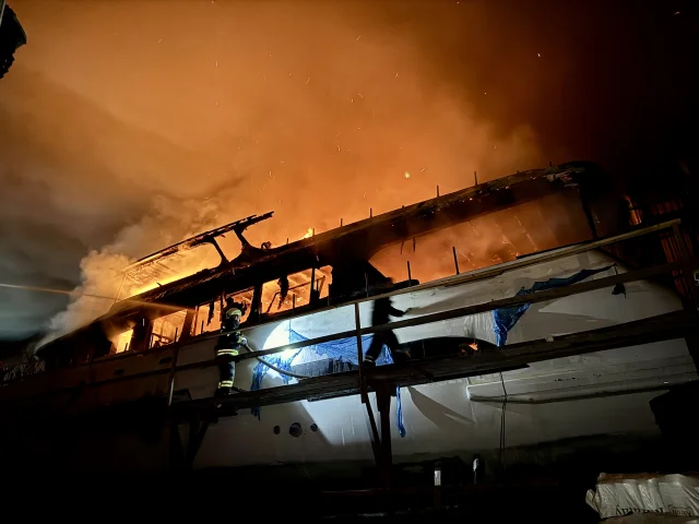 Fethiye'de tersanedeki teknede çıkan yangına müdahale ediliyor