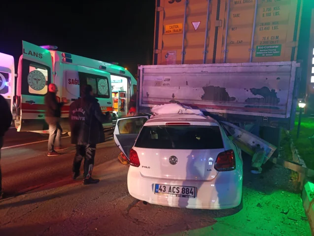 Manisa'da Korkunç Kaza: Otomobil Önce Yayaya Sonra Tıra Çarptı