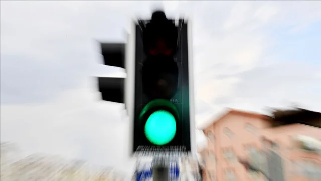 Trafik Işıklarının Arkasındaki Gerçek: Akışı mı, Yoksa Kontrolü mü Sağlıyor?