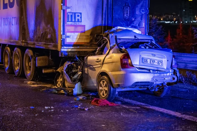 Ankara'da Feci Kaza: Tırın Dorsesine Çarpan Otomobil Alev Aldı