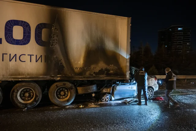 Ankara'da Feci Kaza: Tırın Dorsesine Çarpan Otomobil Alev Aldı