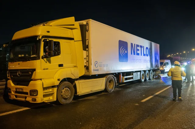 Ankara'da Feci Kaza: Tırın Dorsesine Çarpan Otomobil Alev Aldı
