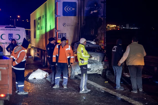 Ankara'da Feci Kaza: Tırın Dorsesine Çarpan Otomobil Alev Aldı