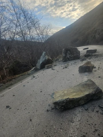 Tokat'ta heyelan nedeniyle kapanan yol ulaşıma açıldı