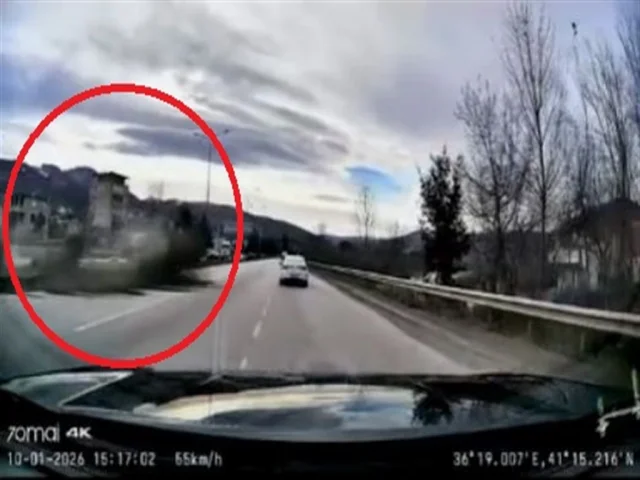 Samsun Canik'te trafik kazası kameraya yansıdı: 4 yaralı