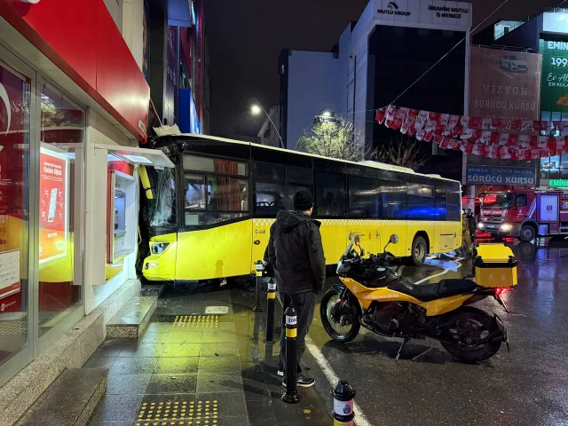 Kartal'da İETT otobüsü binaya çarptı: 6 kişi yaralandı