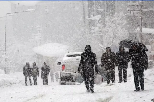 Sakarya'da olumsuz hava koşulları nedeniyle eğitime 1 gün ar...