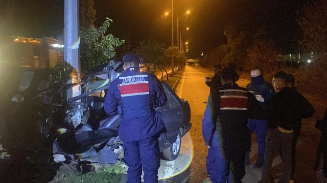Adana'da Kontrolden Çıkan Otomobil Aydınlatma Direğine Çarptı