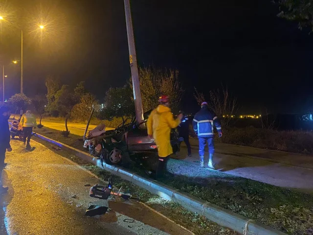 Adana'da Kontrolden Çıkan Otomobil Aydınlatma Direğine Çarptı
