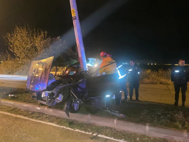 Adana'da Kontrolden Çıkan Otomobil Aydınlatma Direğine Çarptı