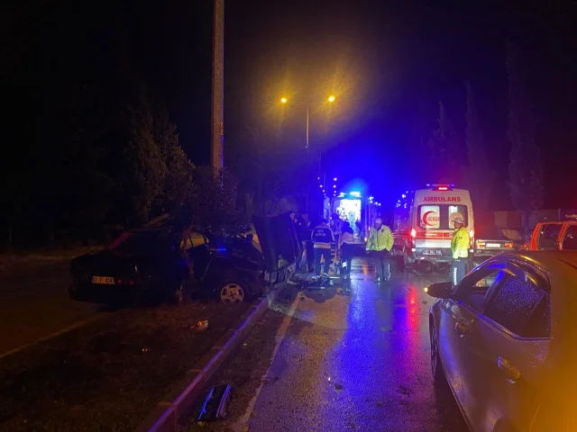 Adana'da Kontrolden Çıkan Otomobil Aydınlatma Direğine Çarptı