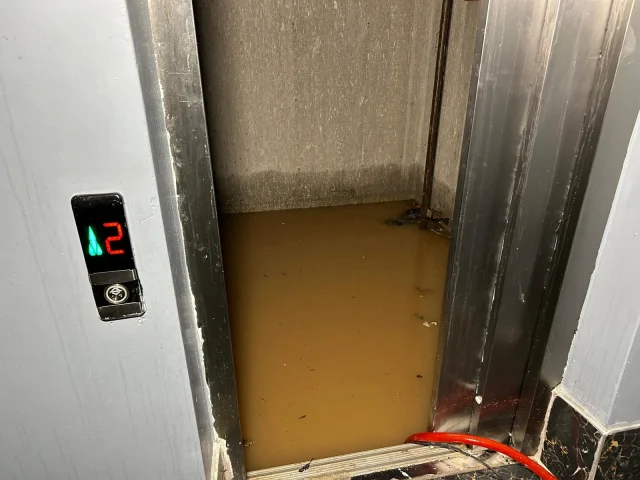 Adana'da Kuvvetli Sağanak Siteyi Sular Altında Bıraktı