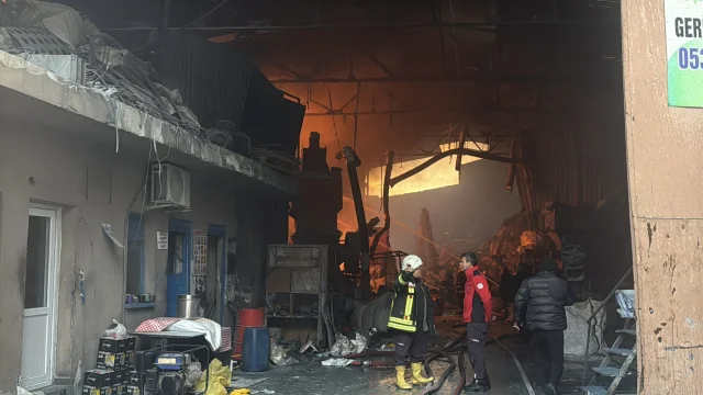 Mersin'de Geri Dönüşüm Fabrikasında Yangın Çıktı