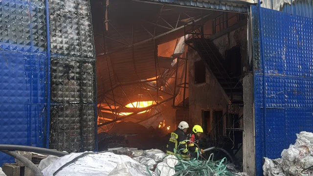 Mersin'de Geri Dönüşüm Fabrikasında Yangın Çıktı