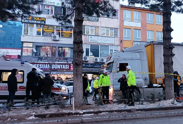 Bitlis Tatvan'da Feci Kaza: Tırın Altında Kalan Yaya Hayatını Kaybetti