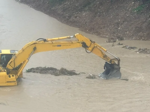 Mersin'de akarsuya düşen otomobilin sürücüsü kurtarıldı