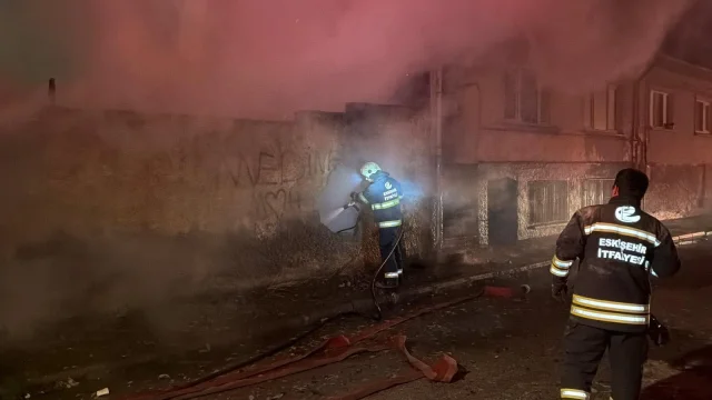 Eskişehir'de marangozhanede çıkan yangın itfaiye tarafından söndürüldü