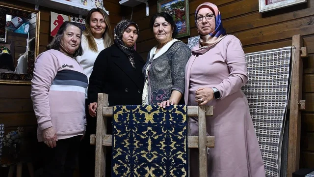 Bilecik'te 6 ayda dokunan kadife çatma halısı tamamlandı