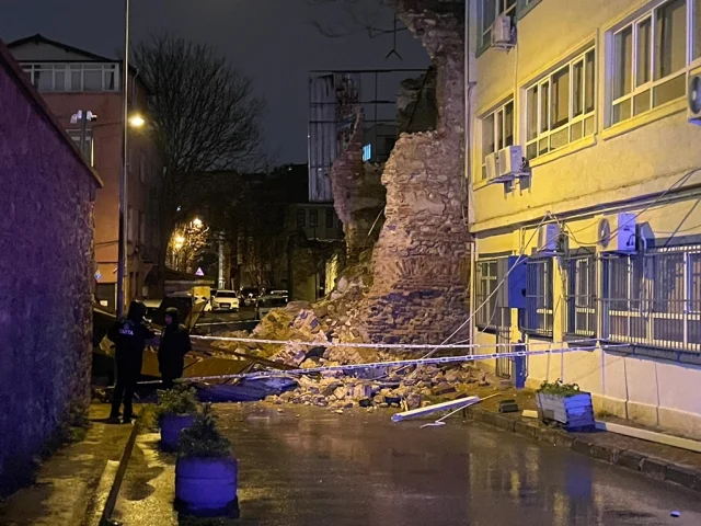 Beyoğlu'nda metruk bina duvarı çöktü, o anlar kamerada