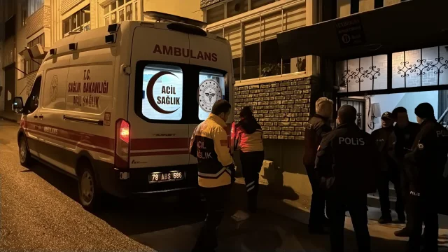 Karabük'te 77 Yaşındaki Adam Apartman Merdiven Boşluğunda Ölü Bulundu