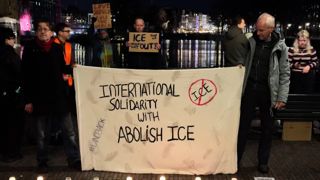 Hollanda'da ABD Protestosu: ICE Kurbanı Kadın Anıldı