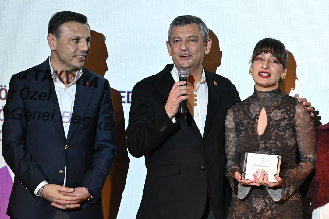 Özgür Özel'den Gençlere Övgü: 'Umut Sizin Sayenizde Var'