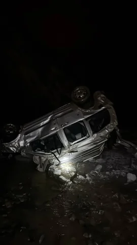 Samsun'da buzlu yolda kayan araç uçurumdan yuvarlandı