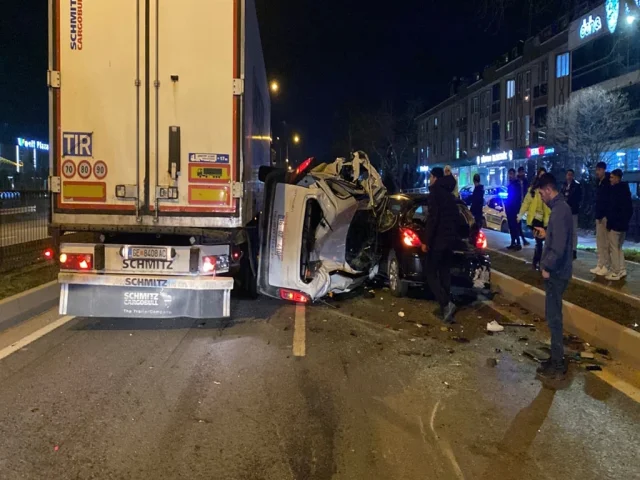 Bursa'da Trafik Faciası: Yakıtı Bitti, Yardım Beklerken Otomobil Çarptı