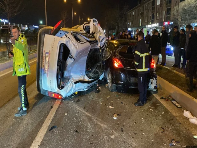 Bursa'da Trafik Faciası: Yakıtı Bitti, Yardım Beklerken Otomobil Çarptı