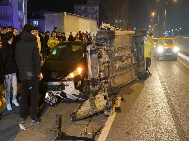 Bursa'da Trafik Faciası: Yakıtı Bitti, Yardım Beklerken Otomobil Çarptı